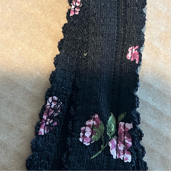 Dolls Kill Delia's Rose Print Tank black multi, cropped, size L NWT - Picture 10 of 11